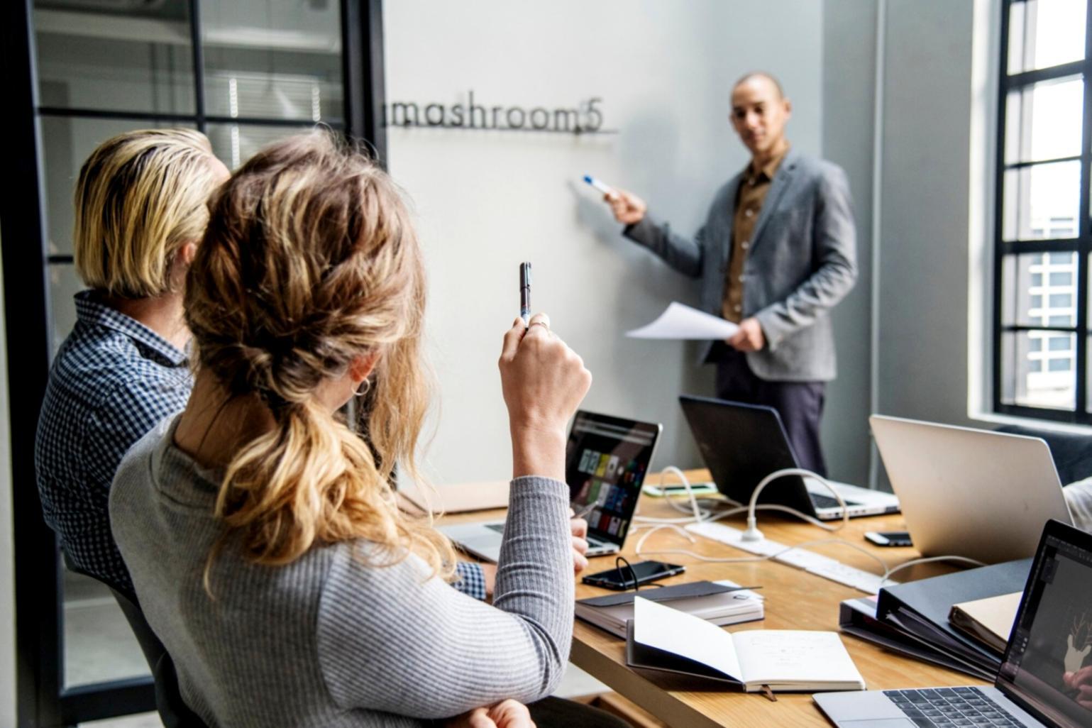 Análisis financiero profesional con gráficos y datos de mercado